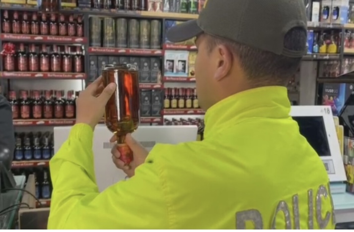 Capturan a 6 personas con más de 1.500 botellas de licor adulterado para comercializar