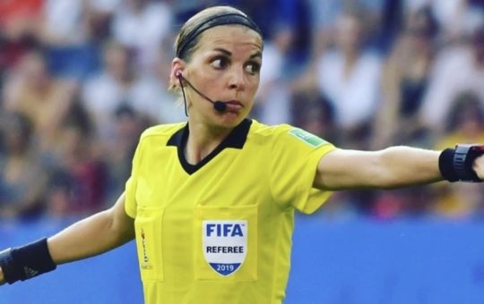 Stéphanie Frappart: La primera mujer arbitro en la historia de los mundiales