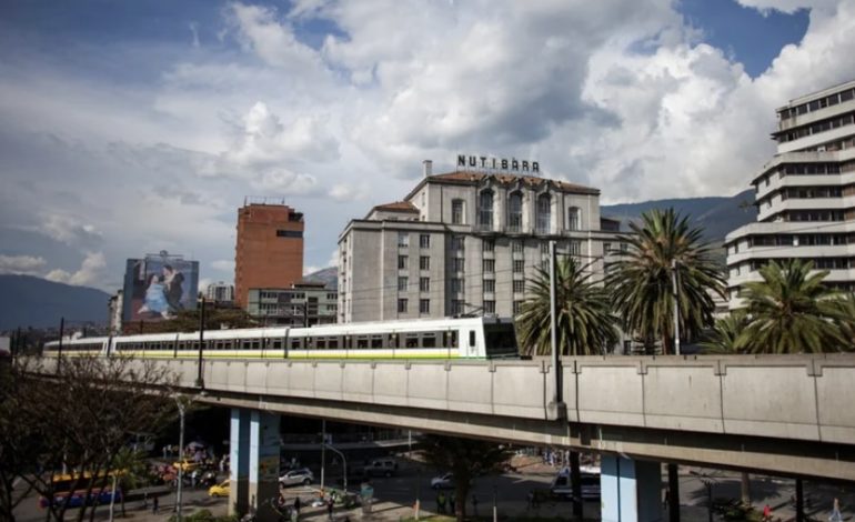 Falleció la mujer que se lanzó con su hija a la línea férrea del Metro de Medellín