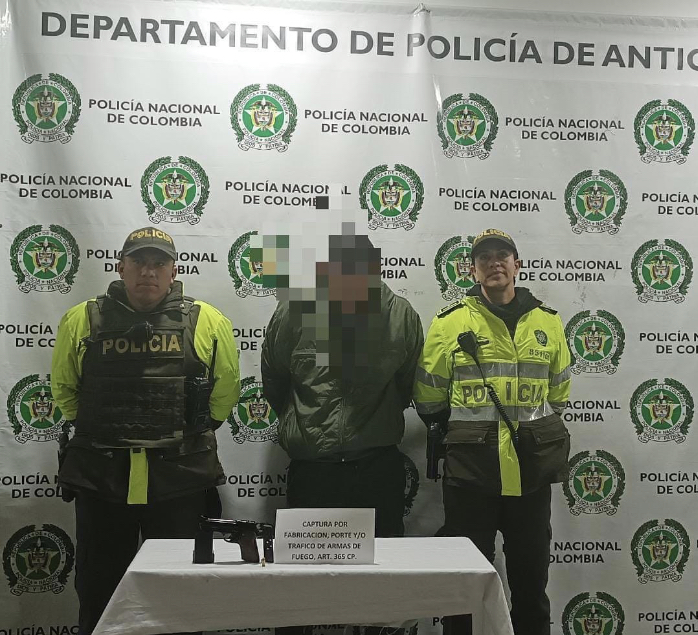 La Ceja: capturaron a un hombre mientras manipulaba un arma de fuego