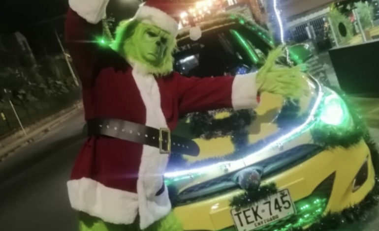 Por las calles de Medellín, El Grinch se la rebusca manejando taxi
