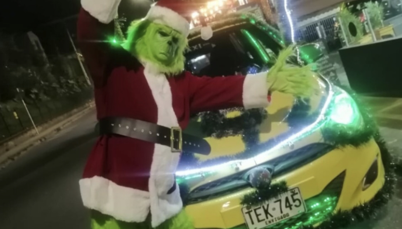 Por las calles de Medellín, El Grinch se la rebusca manejando taxi