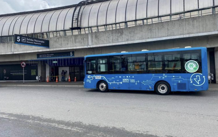Se empezó a movilizar el bus eléctrico que llevará gente desde Medellín al Aeropuerto JMC