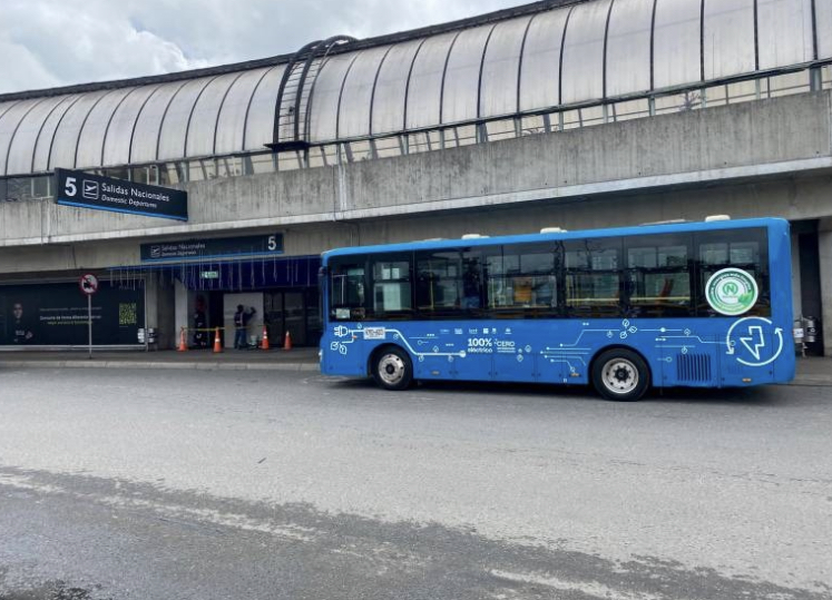 Se empezó a movilizar el bus eléctrico que llevará gente desde Medellín al Aeropuerto JMC
