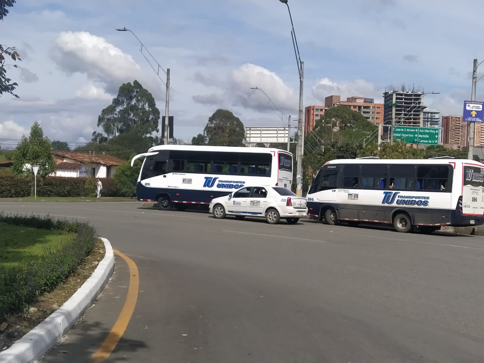 Transporte de La Ceja está saliendo y llegando a la glorieta de la Somer