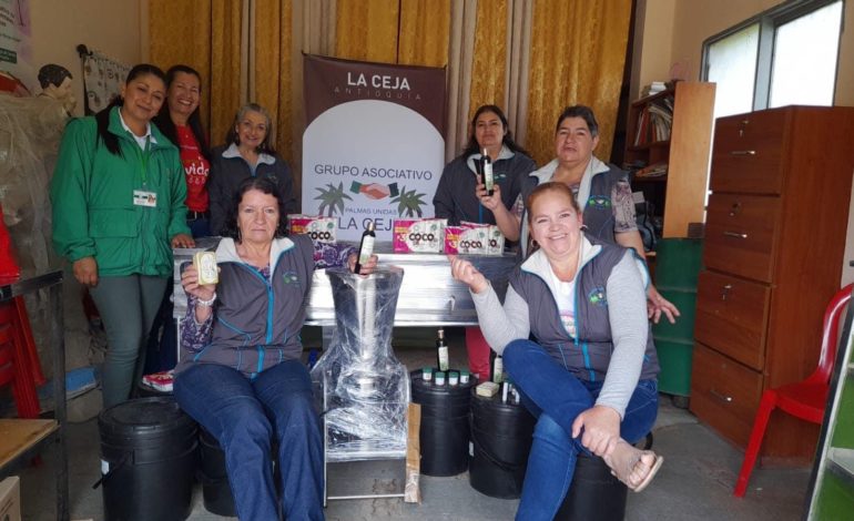 Grupo de mujeres de La Ceja recibió implementos para seguir con su labor