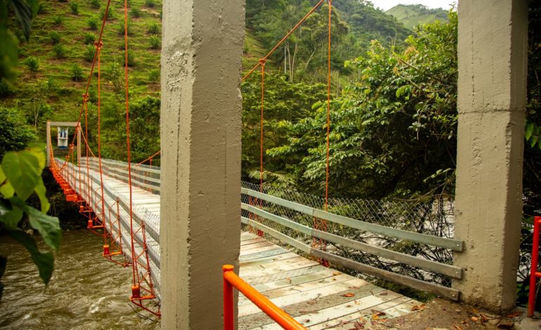 El Carmen: entregaron dos puentes rurales que conectarán varias veredas