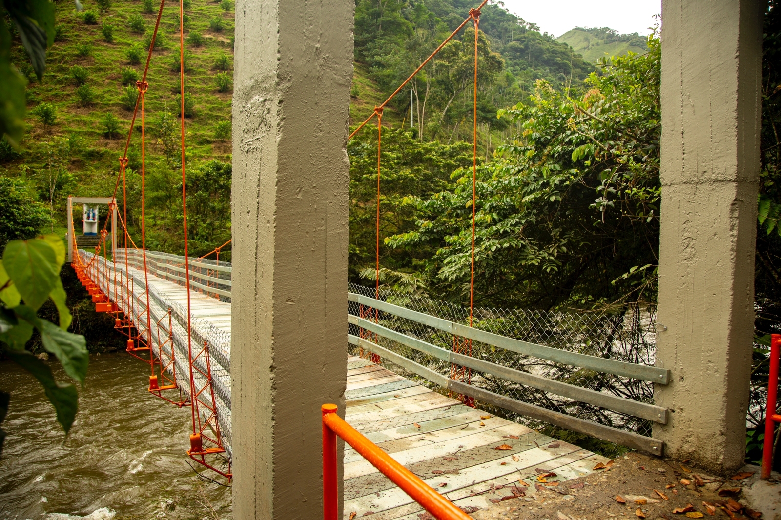 El Carmen: entregaron dos puentes rurales que conectarán varias veredas
