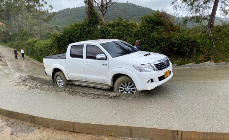 Conductor de camioneta dañó placa huella en zona rural de San Vicente