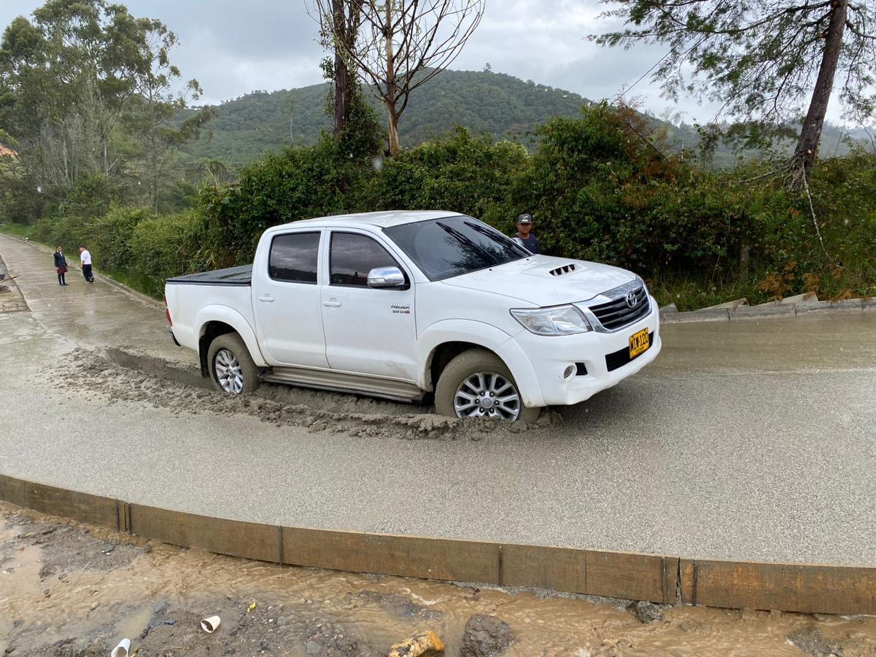 Conductor de camioneta dañó placa huella en zona rural de San Vicente