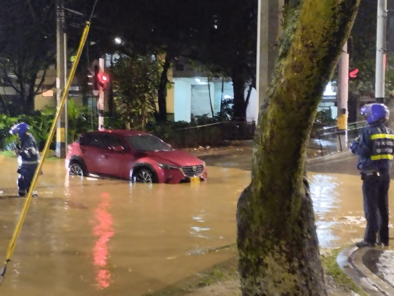 Se desbordó el Río Medellín y tumbó alumbrados; hay varios lesionados