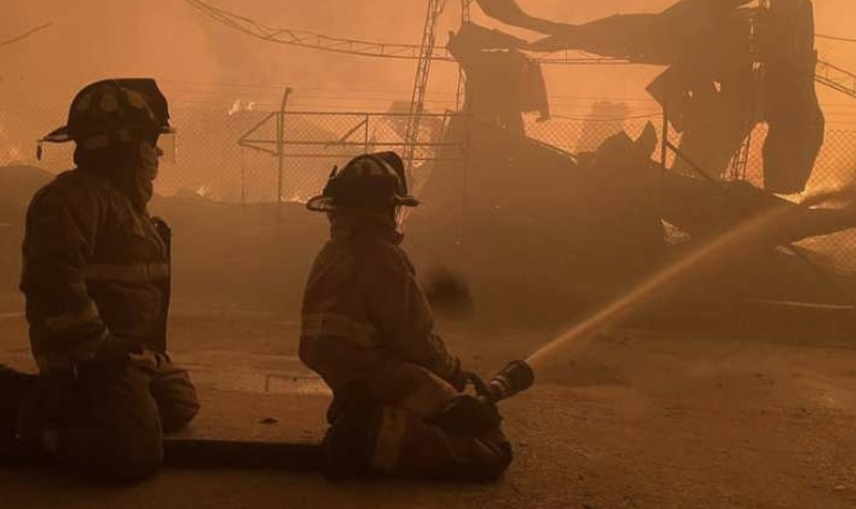 Pérdida total: gigantesco incendio consumió dos fabricas en Envigado