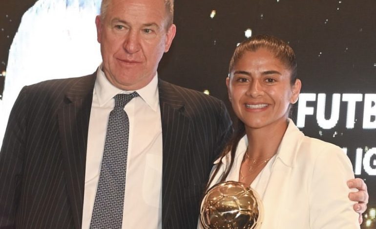 La marinilla Catalina Usme fue galardonada como la mejor futbolista en 2022