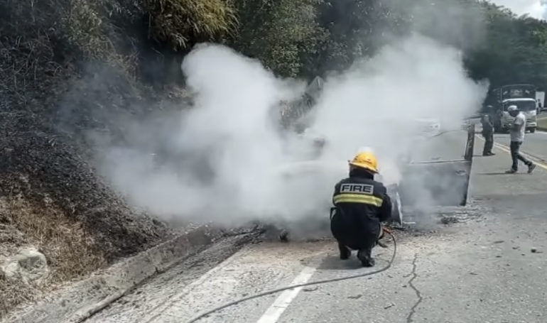 Detalles del incendio de un carro en la autopista Med-Bog