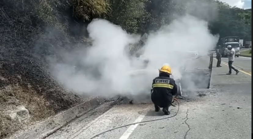 Detalles del incendio de un carro en la autopista Med-Bog
