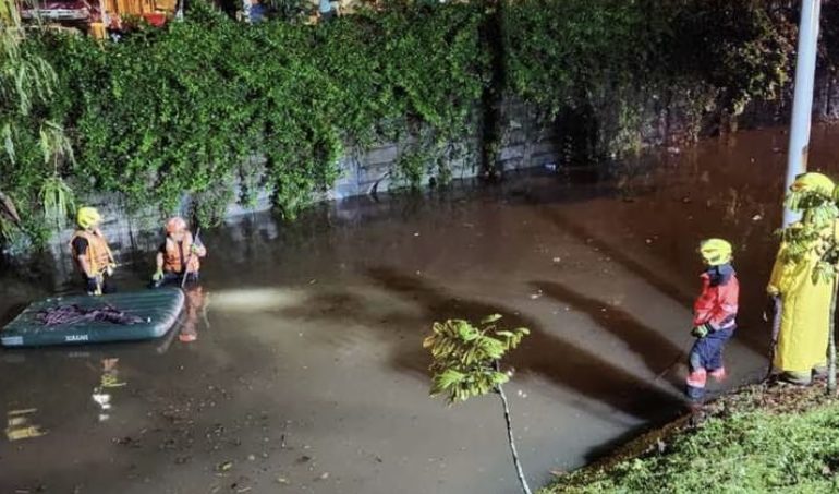Dos personas mueren ahogadas dentro de un carro en medio de inundación en Medellín