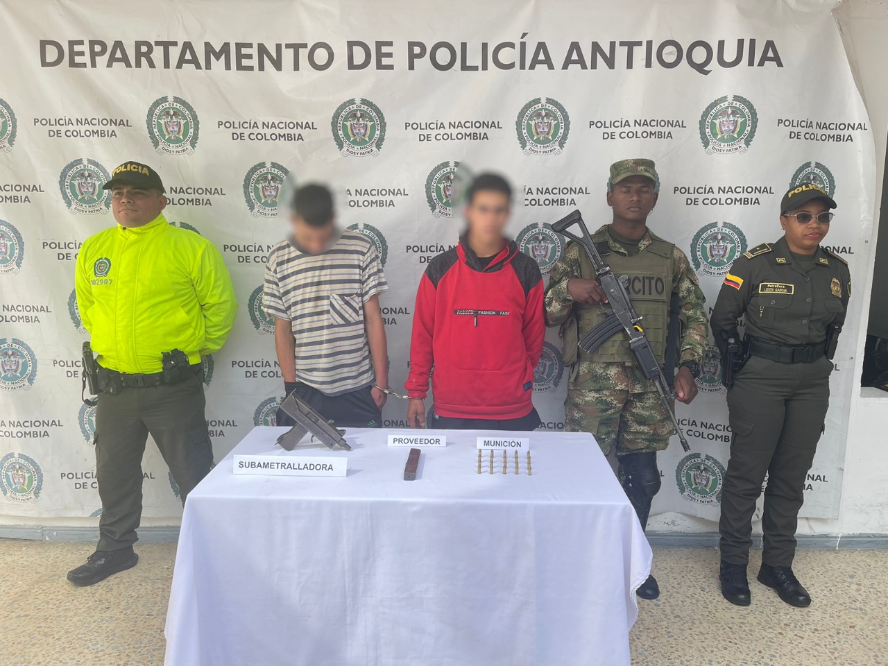 Incautaron una subametralladora y capturaron a 4 personas