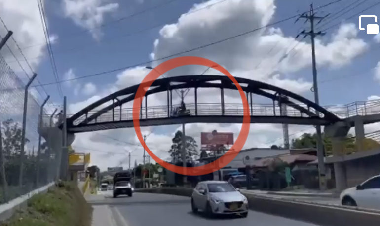 En Rionegro motociclistas estarían utilizando puente peatonal