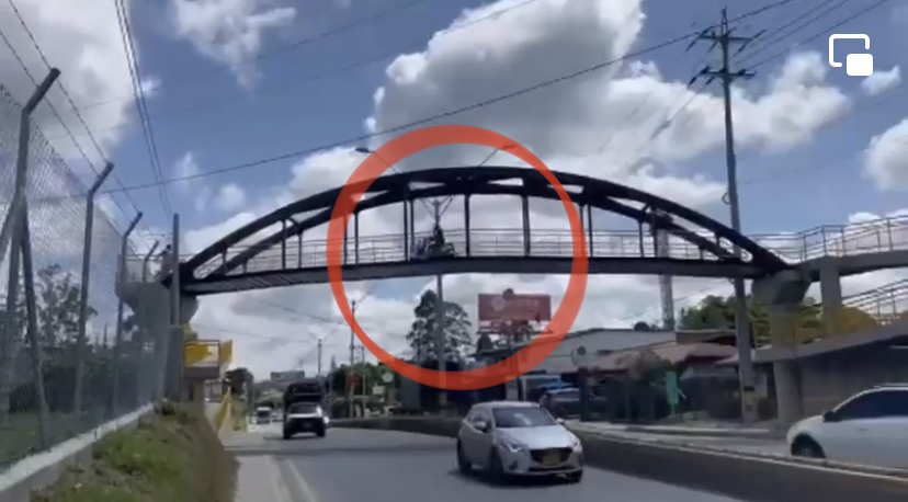En Rionegro motociclistas estarían utilizando puente peatonal