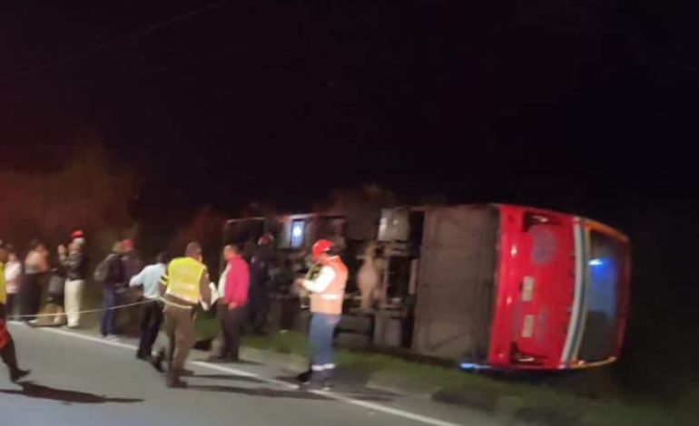 Bus interdepartamental se volcó en la autopista Medellín – Bogotá, hay 8 heridos entre ellos una niña