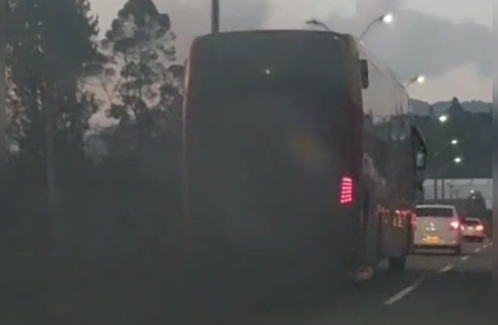 Buses de servicio público que parecen chimeneas transitan por la autopista Medellín – Bogotá