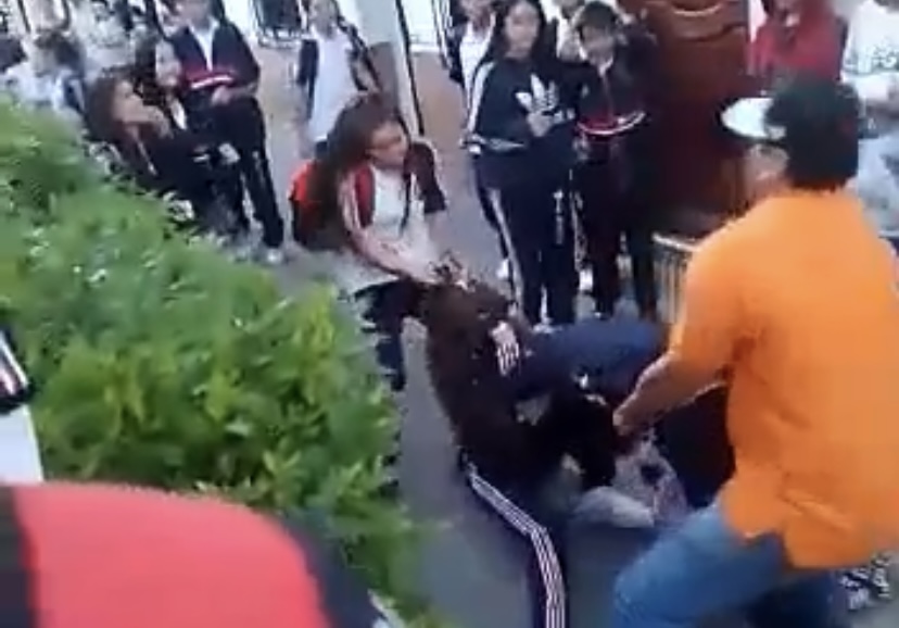 Estudiantes de La Ceja se fueron a los golpes a las afueras de una institución