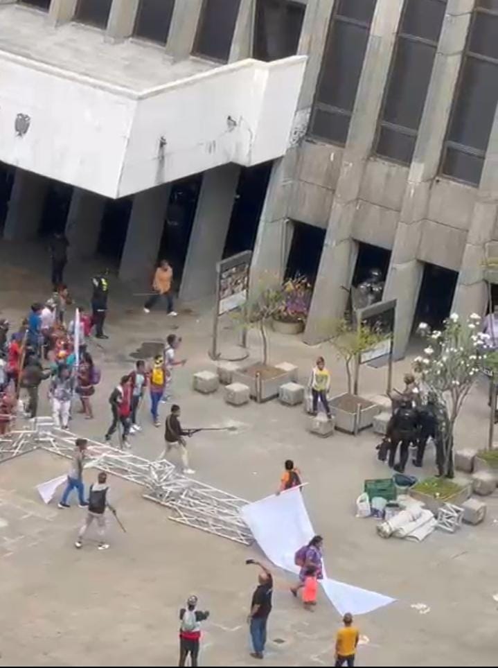  Con niños en brazos, indígenas  protestan para que los dejen ejercer mendicidad