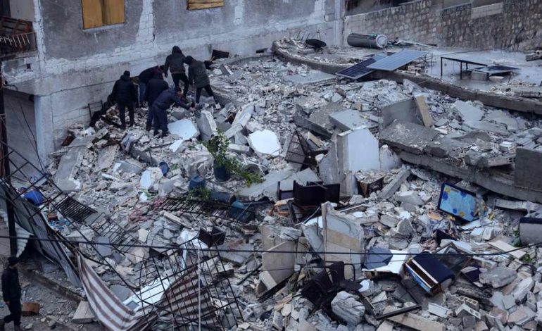 Fuerte terremoto con epicentro en Turquía deja  hasta ahora 2.300 muertos.