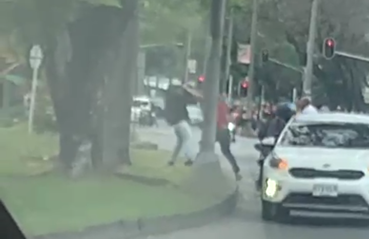 En «gavilla» grupo de taxistas agredió brutalmente a un joven motociclista
