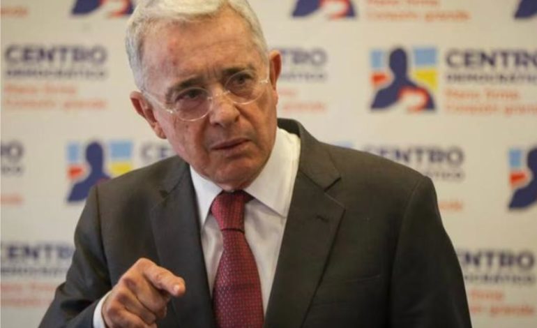 Expresidente Uribe propone una consulta popular sobre la reforma a la salud