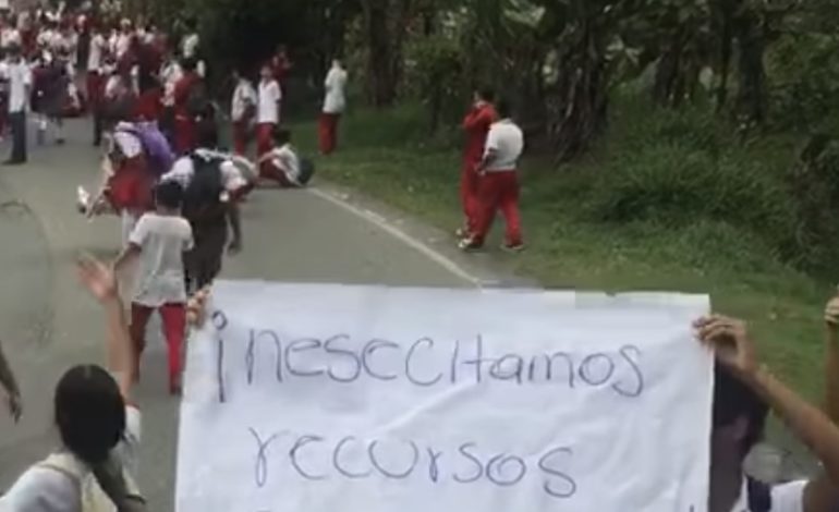 En colegio de Cocorná hay escasez de agua y docentes; estudiantes salieron a protestar