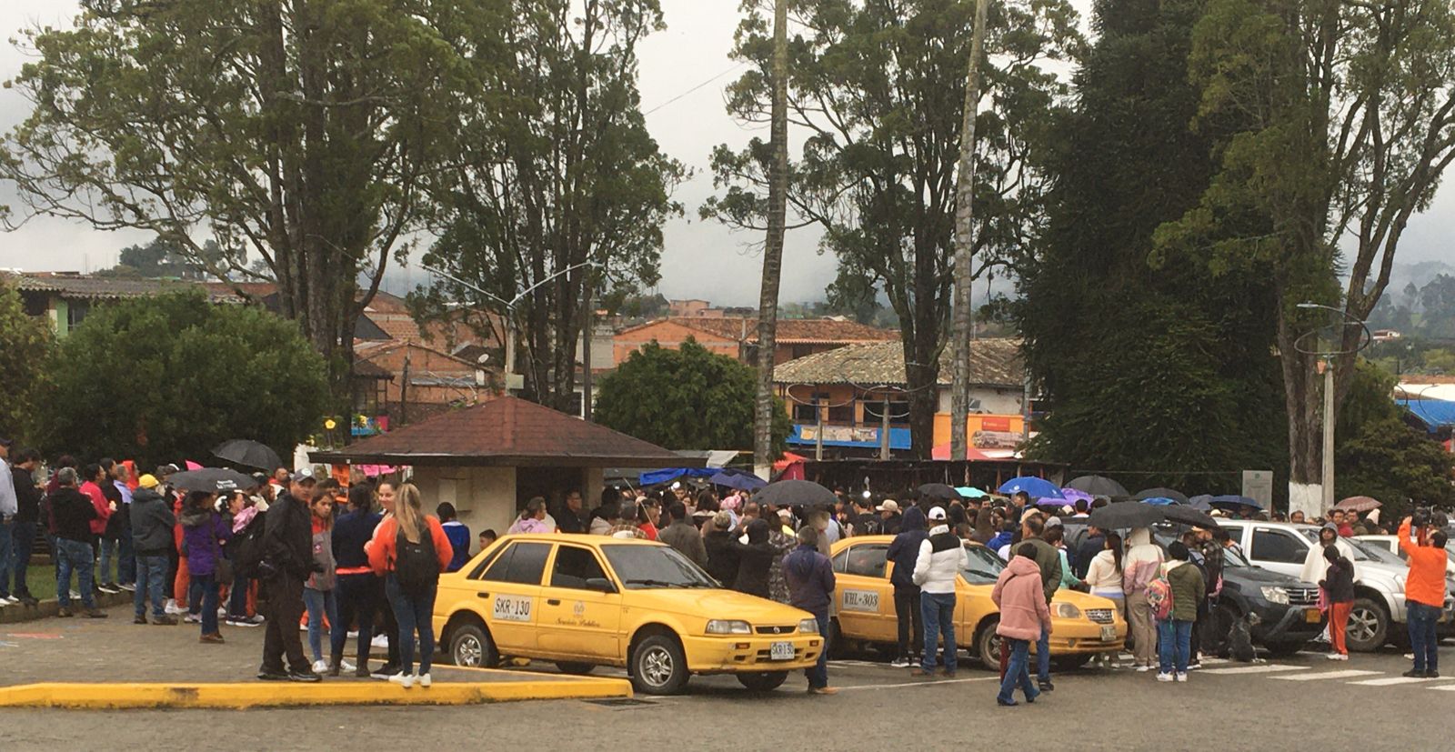 Consternados por la desaparición de rector, unitenses realizaron velatón