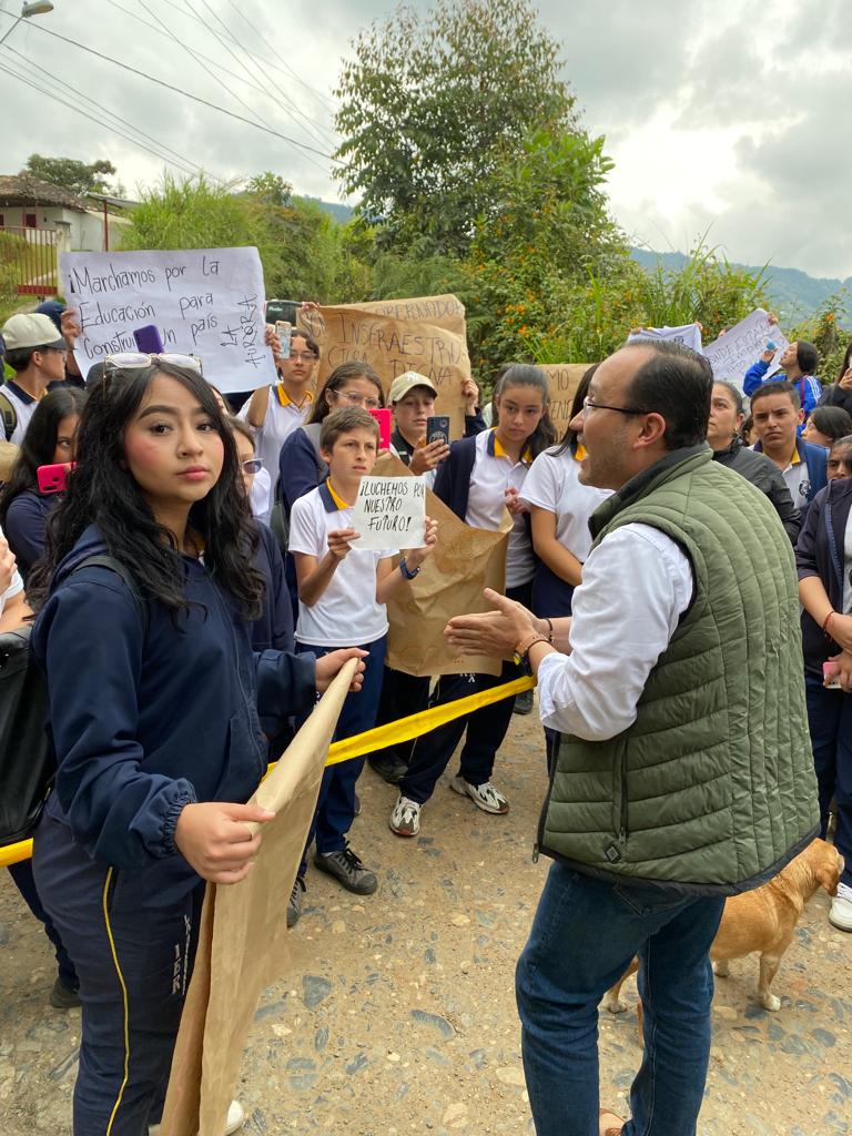 Gobernador le cumplió a estudiantes del CER La Aurora tras el plantón