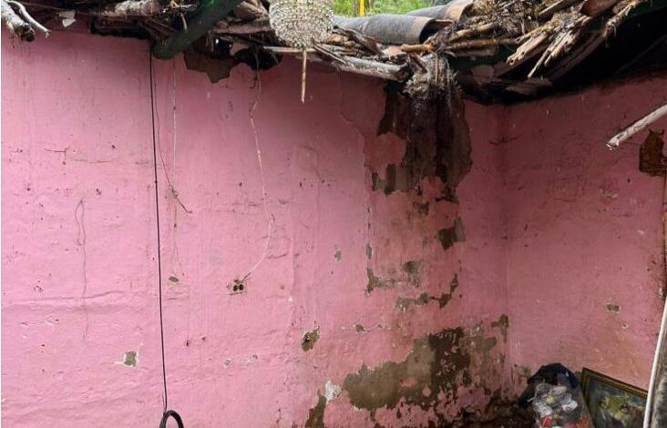 ¡SOS! Aguacero dejó sin casa a una familia en Guarne; techo de la casa colapsó
