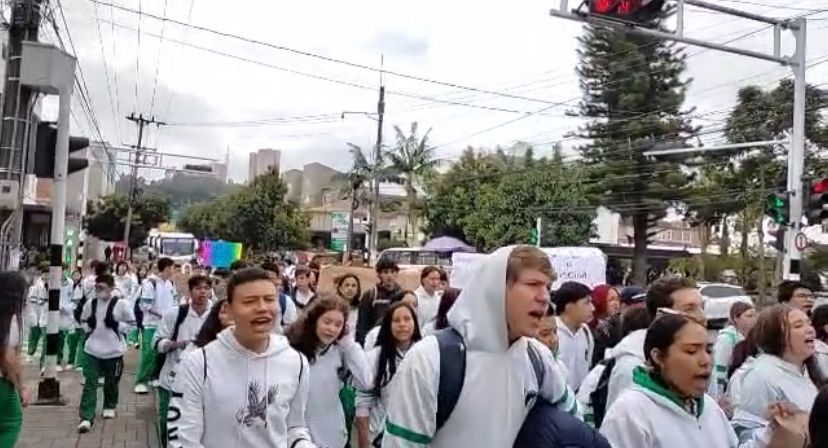 Aún no hay soluciones: estudiantes de 10 y 11 de La Industrial siguen protestando