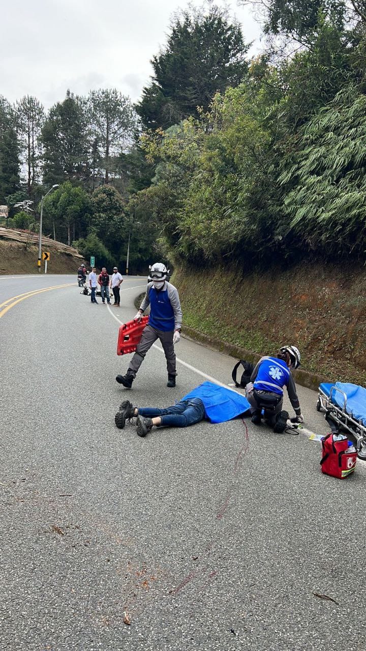 Motociclista, al parecer armado, murió en accidente de tránsito