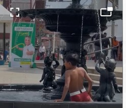 En video quedaron registrados dos pequeños bañándose en la pileta de la Plaza de la Libertad