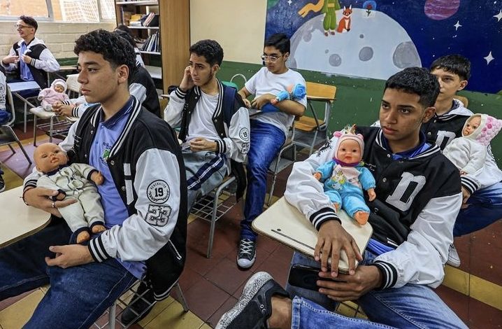 En colegio de Medellín con muñecos les enseñan a sus alumnos a ser padres