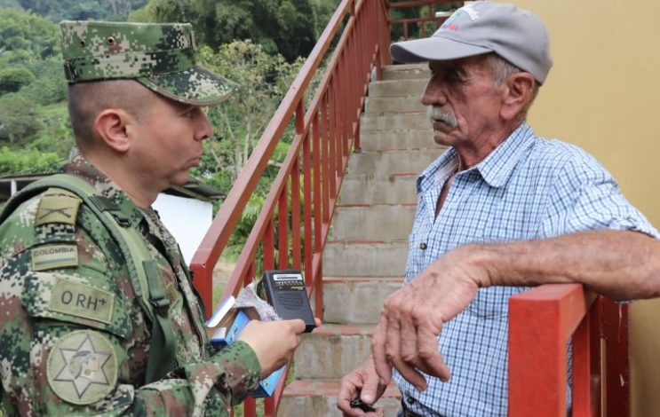 Ejército entrega radios a comunidad en riesgo por el Nevado del Ruiz