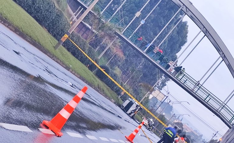Peatón murió atropellado por un vehículo a escasos metros de un puente peatonal