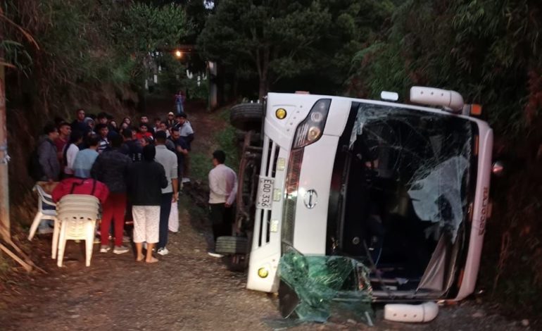 Bus que transportaba a un grupo de peregrinos se volcó en una vereda de Marinilla; 9 personas salieron heridas, solo 1 de gravedad