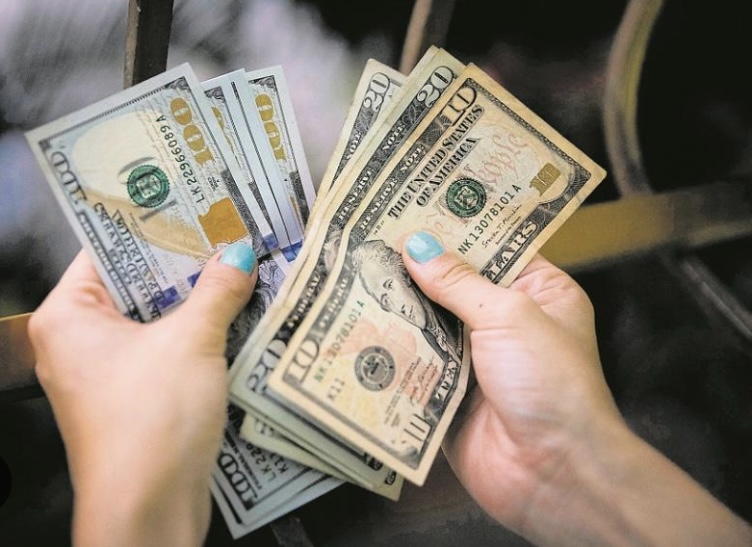 El dólar sigue cediendo, rebajó $500 a como estaba en octubre