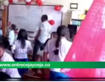 En Andes un docente está en el ojo del huracán por bailar sin camisa frente a unos niños