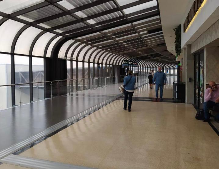 Comercio en el aeropuerto JMC cae en un 50% por cierre de Viva y Ultra