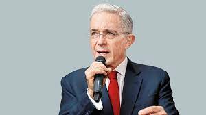 Álvaro Uribe afrontó audiencia para definir su situación judicial