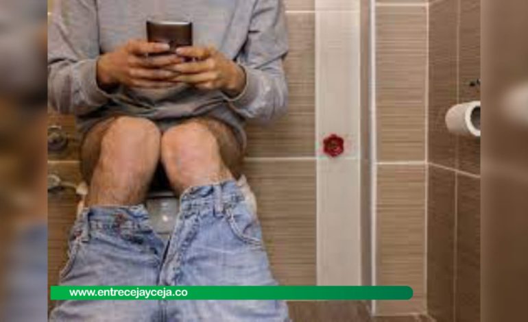Martes de Salud; usar el celular en el baño podría empeorarle las hemorroides
