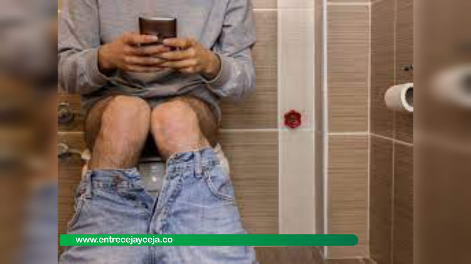 Martes de Salud; usar el celular en el baño podría empeorarle las hemorroides