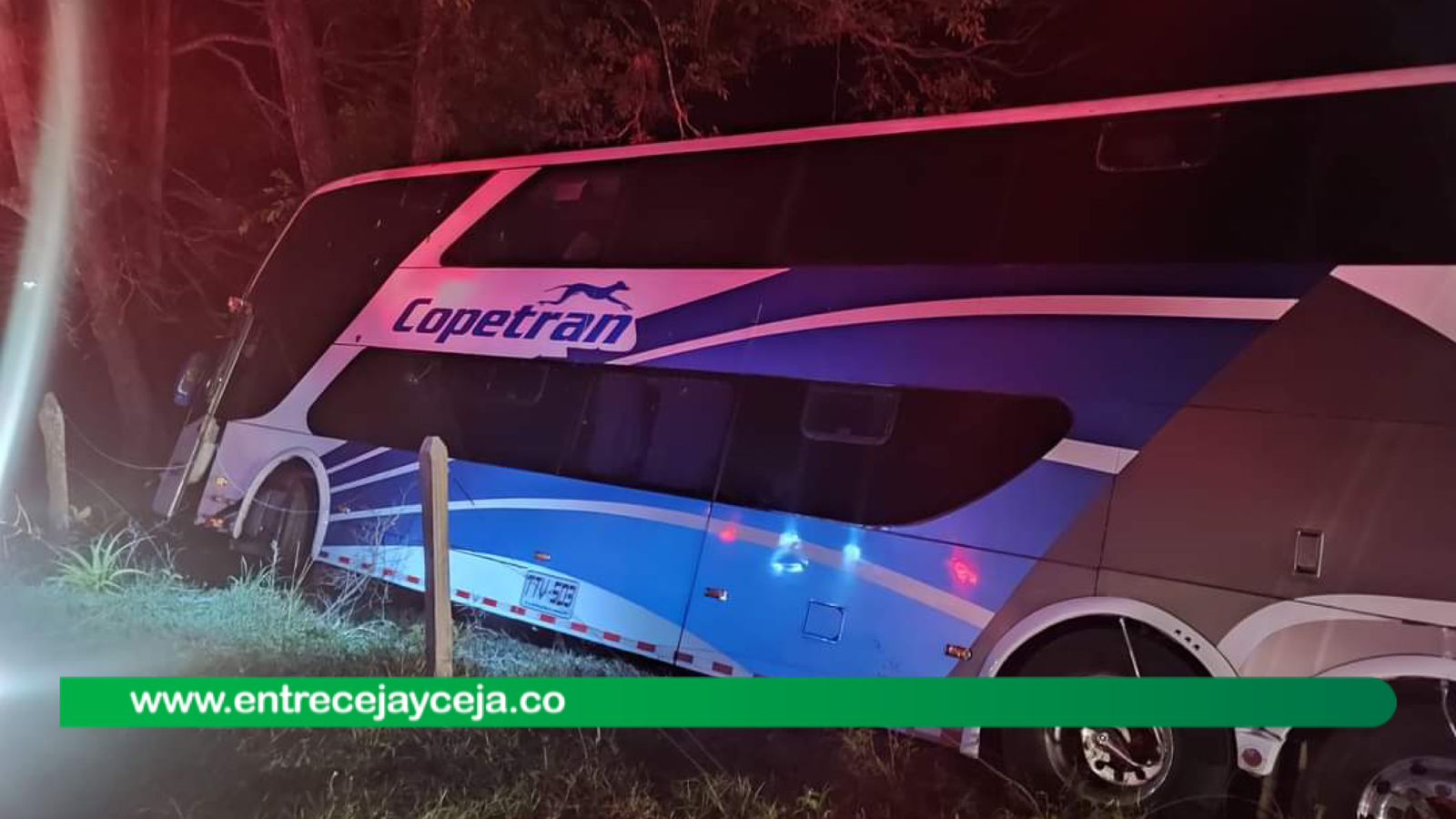 Bus de dos pisos y con 50 pasajeros se volcó en Antioquia