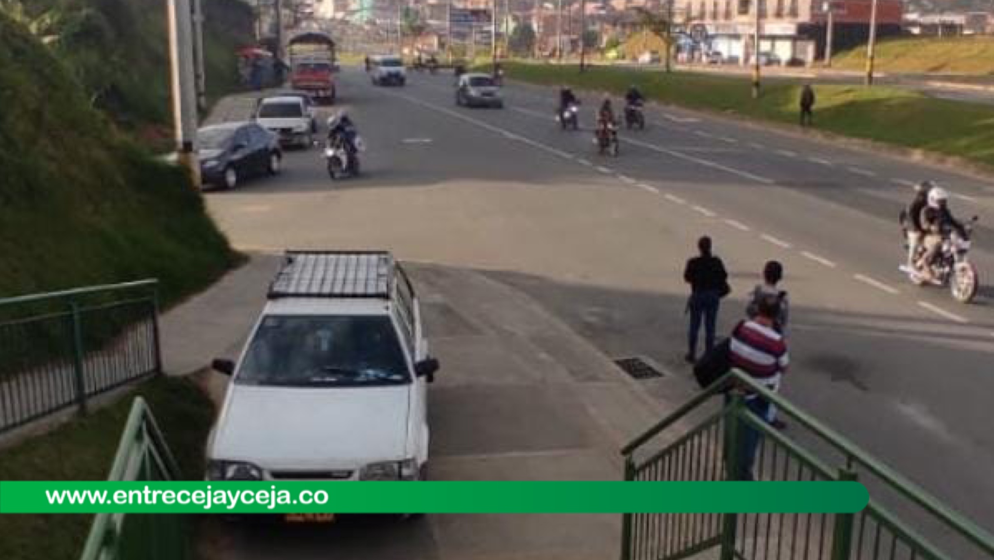 Comunidad reportó carro abandonado en la entrada de un puente peatonal de Marinilla