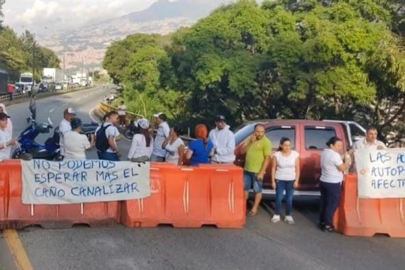 Habitantes de La Gabriela protestan en la autopista Medellín-Bogotá